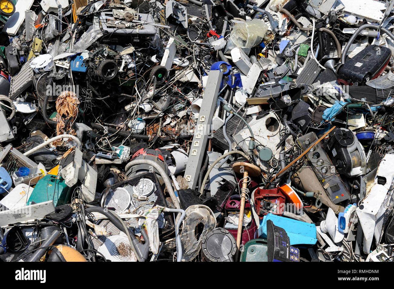 Allemagne, Hambourg, le recyclage des rebuts électroniques et les vieux biens de consommation à des société TCMG, la corbeille est perçue par le système d'élimination des déchets urbains et de traités et séparés ici après les métaux comme le cuivre et le plastique pour plus de recyclage et de la réutilisation, par la loi n'est pas autorisé à exporter des déchets électroniques à l'Afrique et dans d'autres pays Banque D'Images