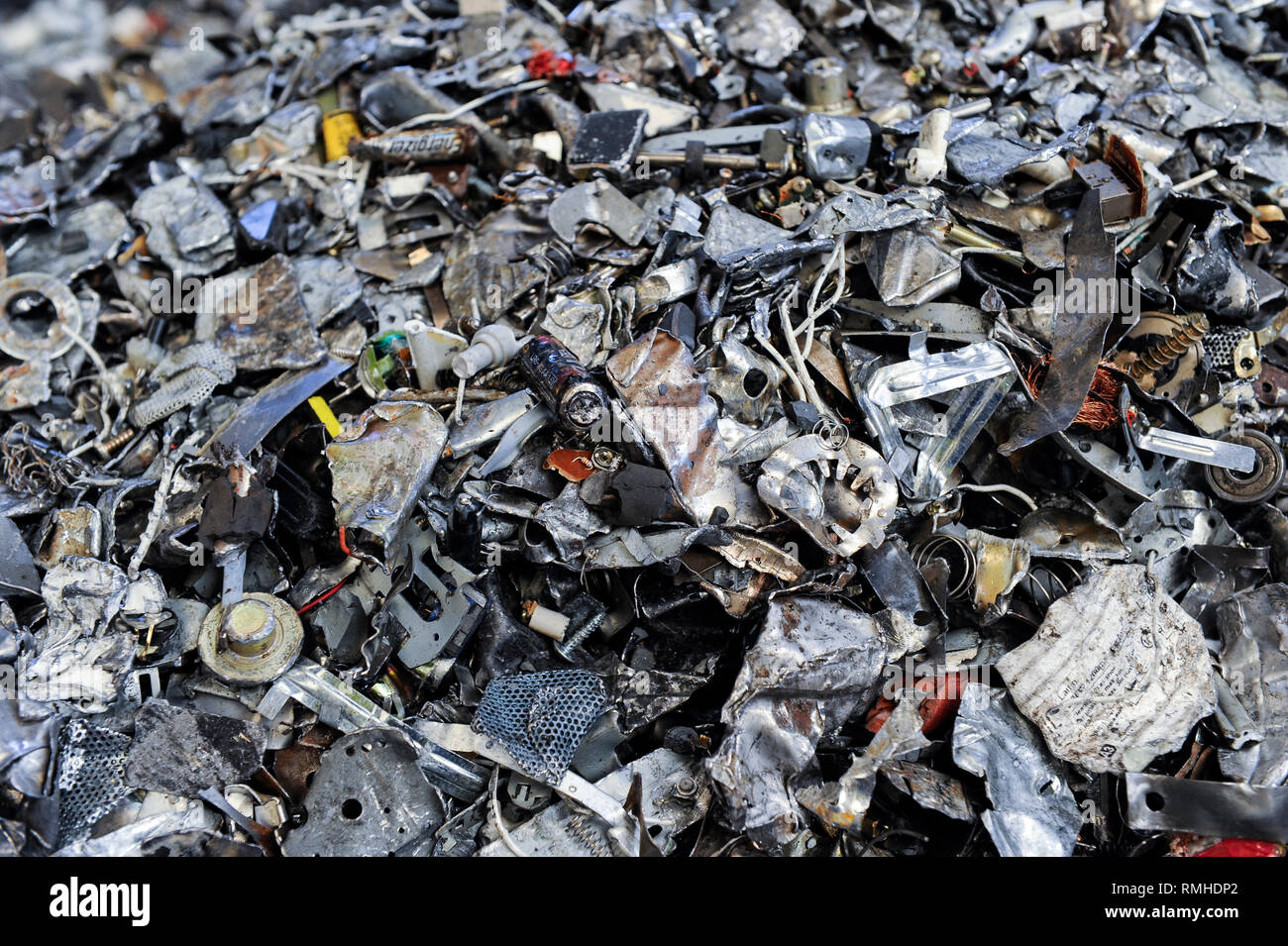 Allemagne, Hambourg, le recyclage des rebuts électroniques et les vieux biens de consommation à des société TCMG, la corbeille est perçue par le système d'élimination des déchets urbains et de traités et séparés ici après les métaux comme le cuivre et le plastique pour plus de recyclage et de la réutilisation, par la loi n'est pas autorisé à exporter des déchets électroniques à l'Afrique et dans d'autres pays Banque D'Images