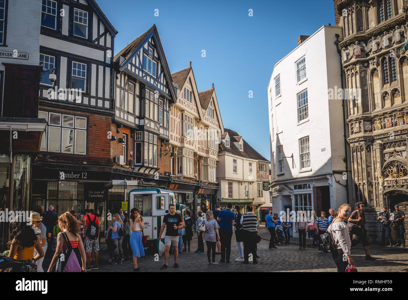 Canterbury, UK - mai 2018. Les touristes sur la rue médiévale de la ville historique dans le Kent, Angleterre du Sud-Est. Banque D'Images