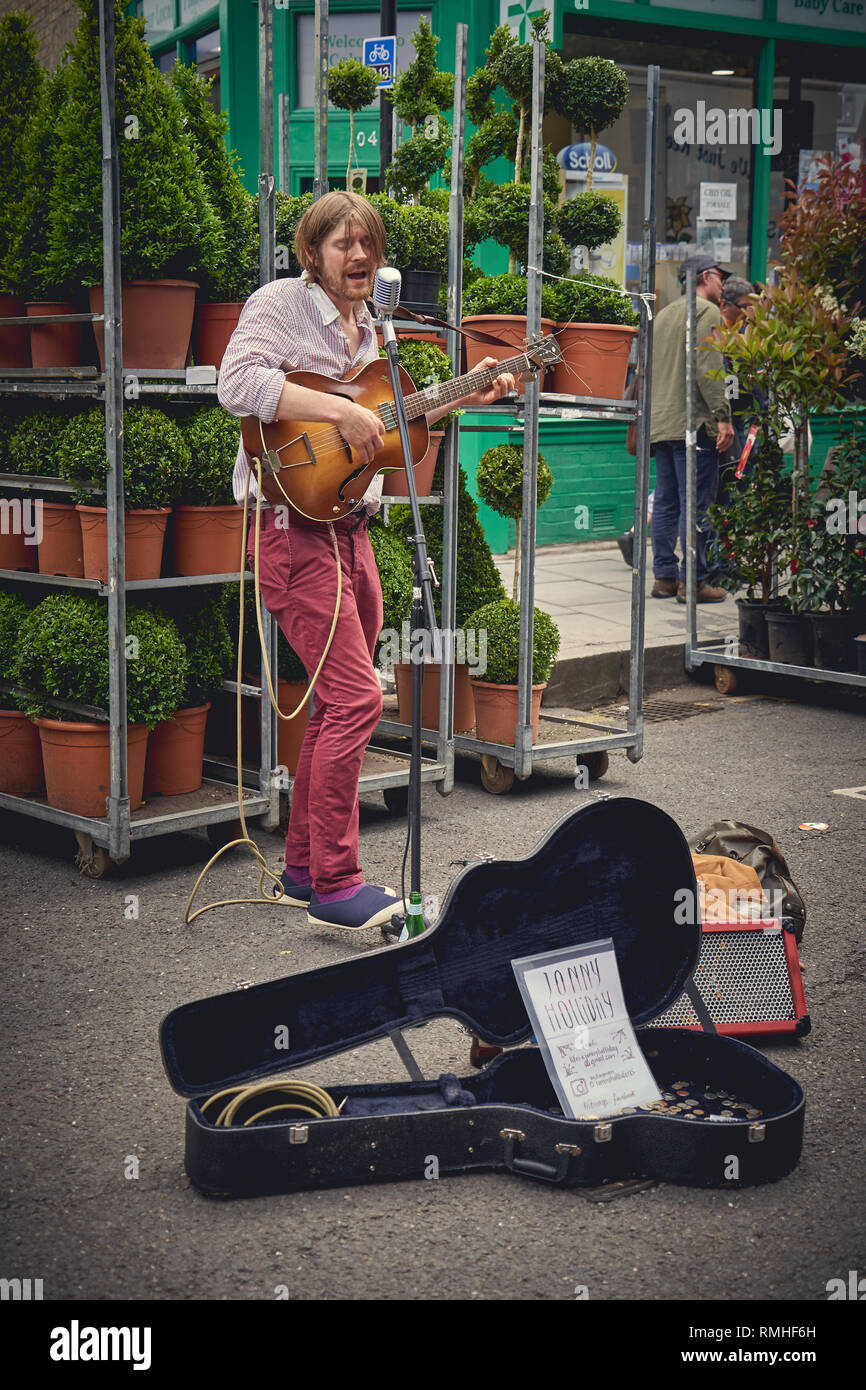 Londres, Royaume-Uni - mai 2018. Un jeune guitariste de rue se produiront au Columbia Road Flower Market. Banque D'Images