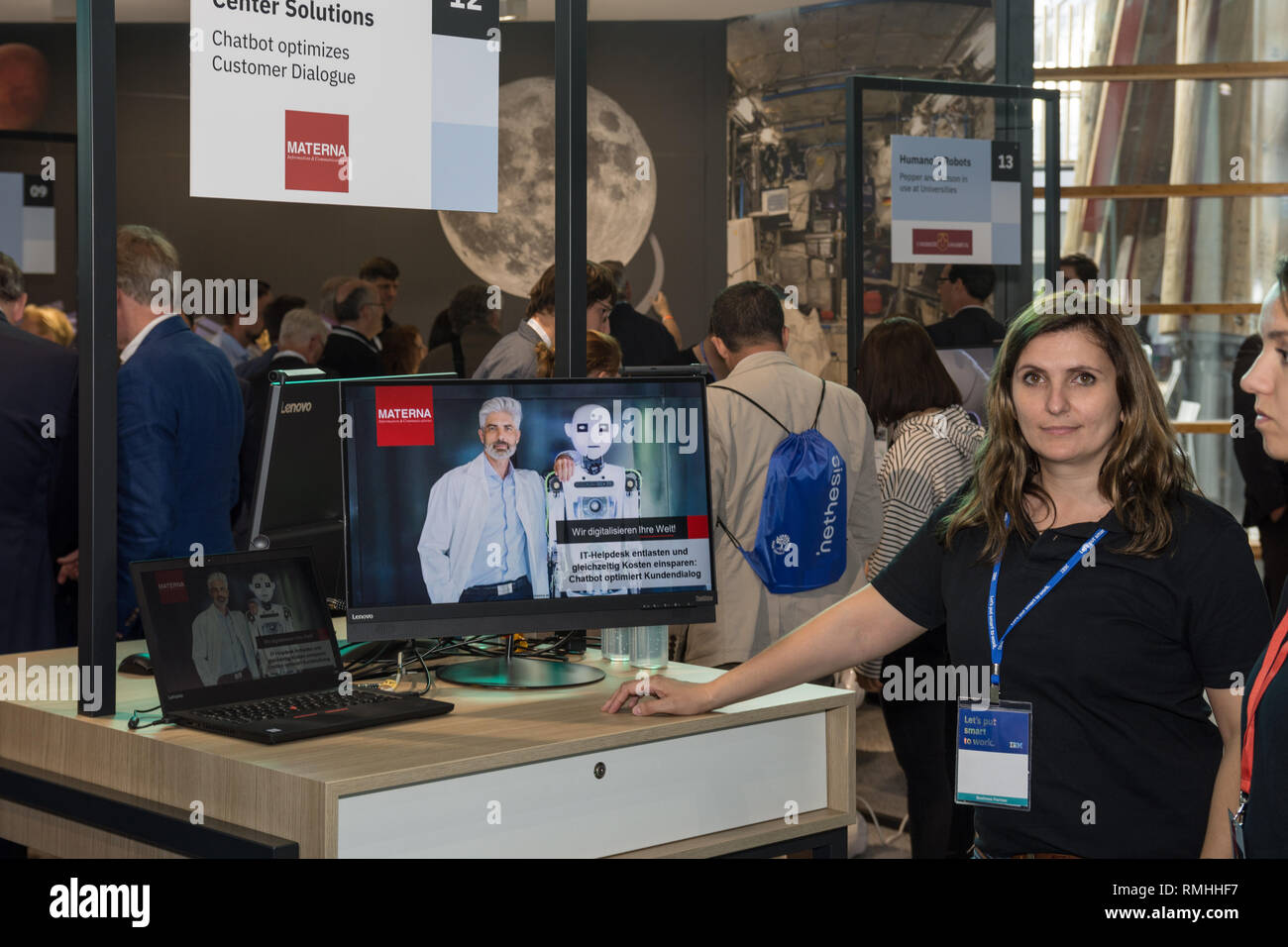 Hanovre, Allemagne - 13 juin 2018 : Deux employés de Matnera à leur pavillon IBM sur la deak au CeBIT 2018. Le CeBIT est le plus grand salon du monde Banque D'Images