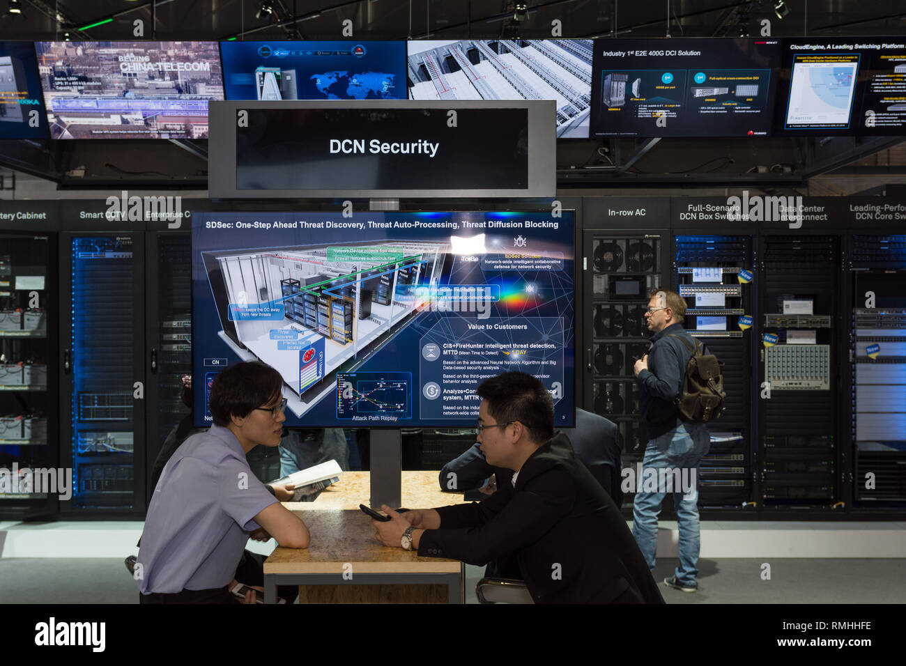 Hanovre, Allemagne - 13 juin 2018 Client : parler au stand de l'entreprise DCN au CeBIT 2018. CeBIT est le plus grand salon de l'informatio Banque D'Images