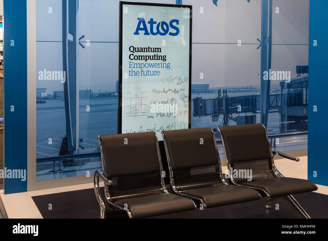 Hanovre, Allemagne - 13 juin 2018 : Billboard de la société Atos Origin avec banc au CeBIT 2018. CeBIT est le plus grand salon d'information tec Banque D'Images