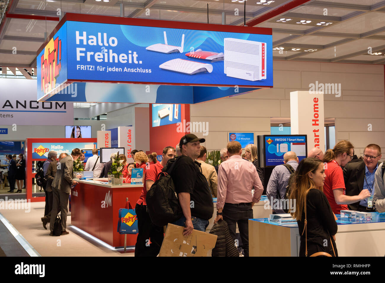 Hanovre, Allemagne - 13 juin 2018 : stand de la société AVM avec juste les visiteurs à l'occasion du CeBIT 2018. CeBIT est le plus grand salon pour plus d'informations Banque D'Images