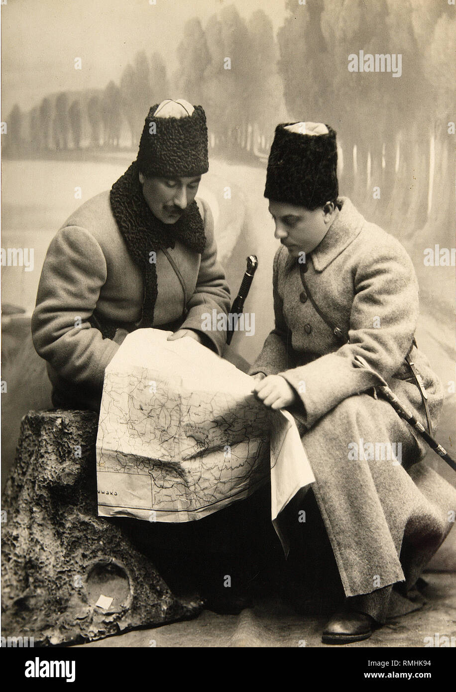 La guerre civile. Commandants Semyon Budyonny et Kliment Voroshilov La lecture de la carte. Photographie Banque D'Images