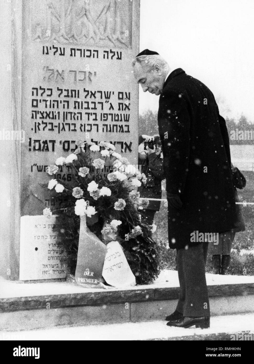 Homme politique israélien Shimon Peres à l'ancien camp de concentration de Bergen Belsen. Banque D'Images