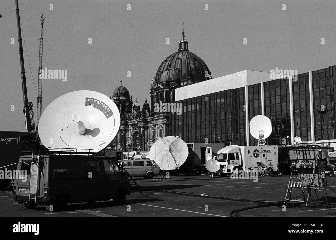 Allemagne, Berlin, 17 mars 1990 : les préparatifs de l'élection de la presse devant le Palais de la République. Appuyez sur véhicule, les antennes. La Marx-Engels-Platz est plein d'unités mobiles que vous voulez être le premier à diffuser la première élection après la reprise. Banque D'Images