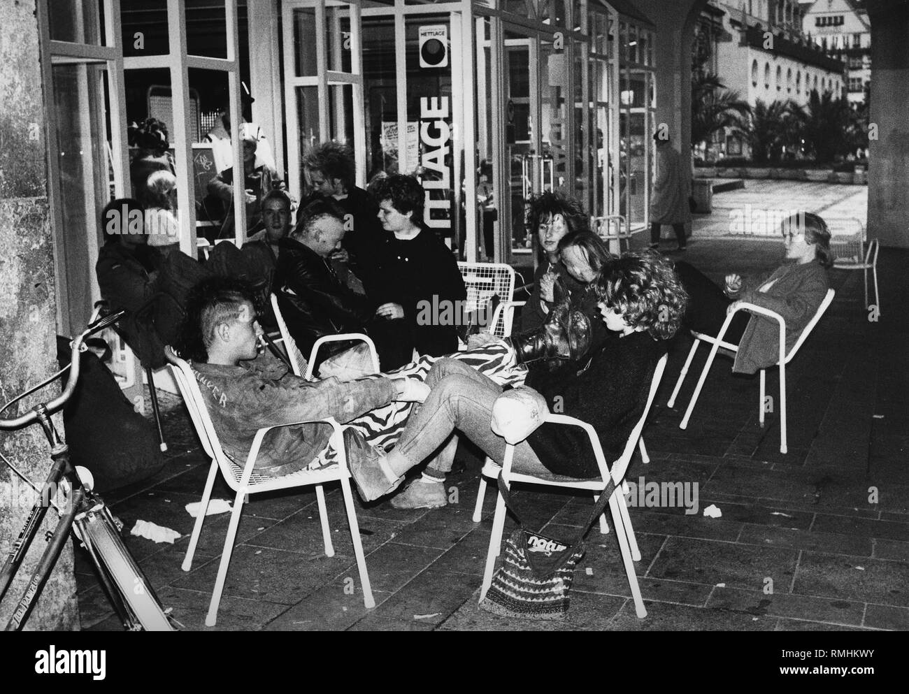 Les Punks assis sur des chaises dans une rue de Munich, octobre 1984. Banque D'Images