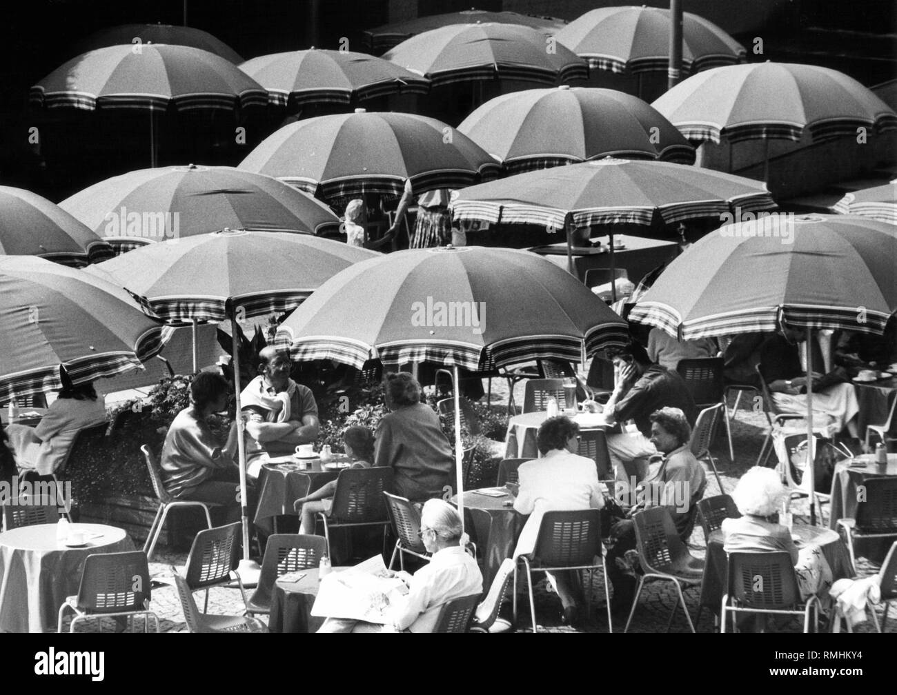 Les clients du café Forum à la Muenchner Freiheit à Munich, juillet 1986. Banque D'Images