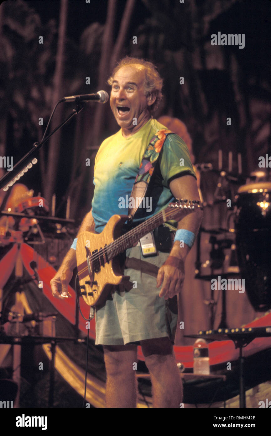 Chanteur, auteur-compositeur, auteur, homme d'affaires, et récemment un film producteur Jimmy Buffett est montré sur scène lors de l'un des est 'live' en concert. Banque D'Images