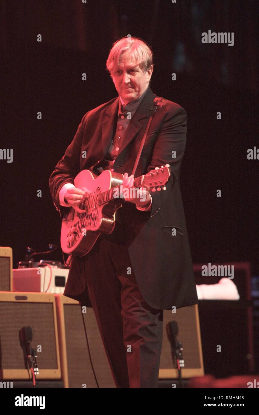 Guitariste et producteur T-Bone Burnett de l'Alison Krauss & Robert Plant band est indiqué d'effectuer ensemble sur scène pendant un concert en direct de l'apparence. Banque D'Images