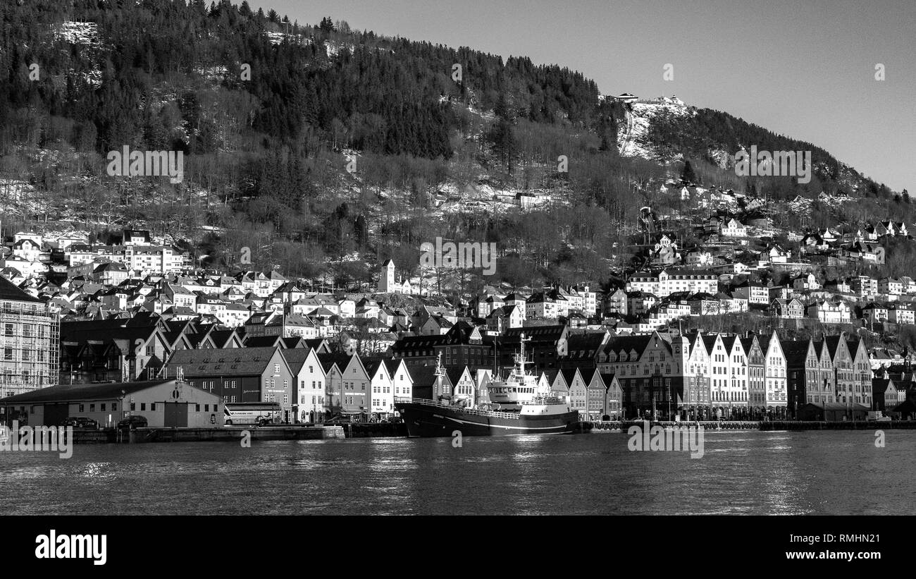 Reconstruite aux navires de pêche, de fret et de l'huile de poisson maintenant tanker et bateaux de service Hordafor III. Dans le port de Bergen, Norvège. Mont Floyen dans l'arrière-plan Banque D'Images