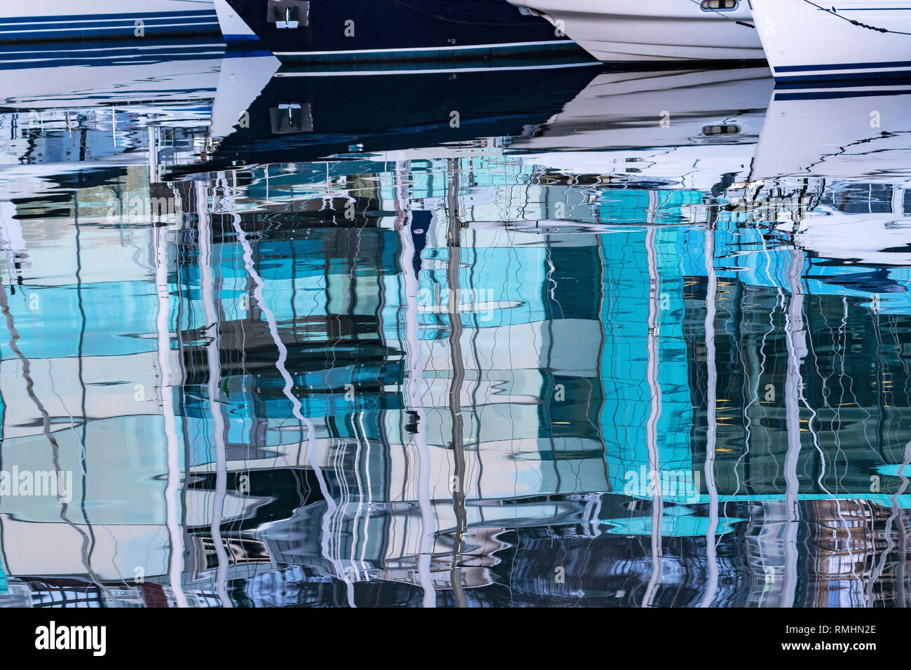 Reflets dans la mer, sur une journée calme. À partir de l'un des ports de plaisance à Bergen, Norvège Banque D'Images