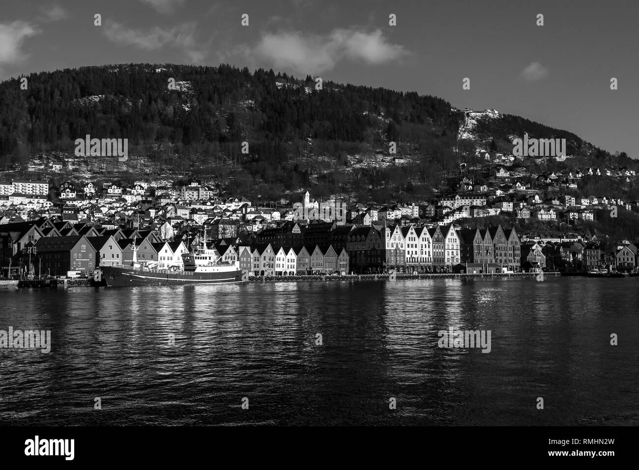 Reconstruite aux navires de pêche, de fret et de l'huile de poisson maintenant tanker et bateaux de service Hordafor III. Dans le port de Bergen, Norvège. Mont Floyen dans l'arrière-plan Banque D'Images