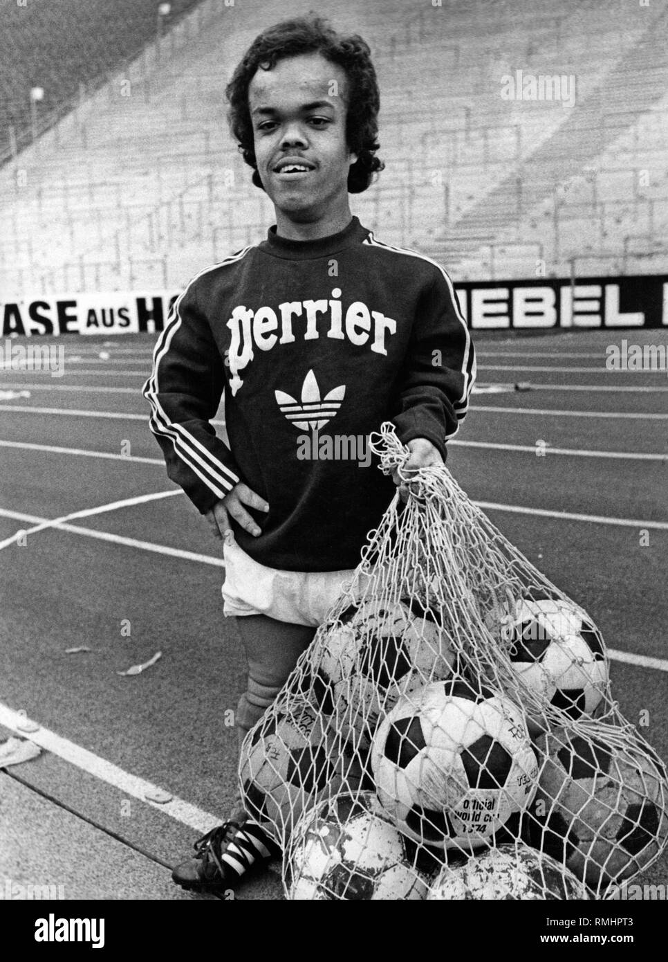 Hassam Handami, la petite mascotte du club du football français comme Saint-Étienne, l'espoir d'une victoire de son équipe face au Bayern Munich en finale de la coupe d'Europe, 1976. Banque D'Images