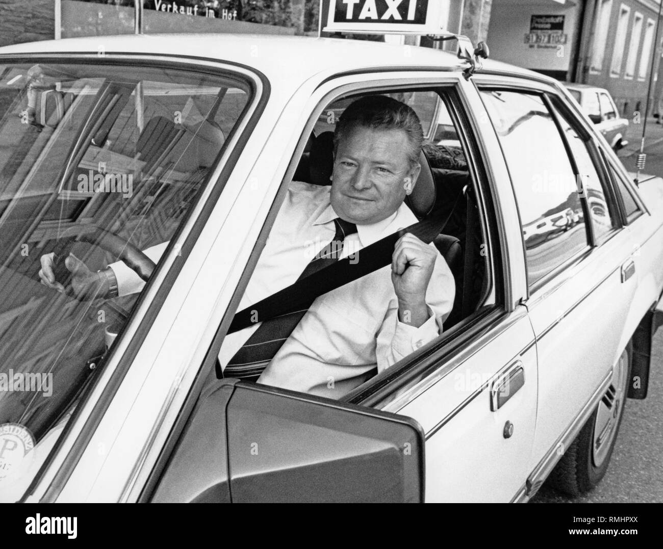 Un chauffeur de taxi portant une ceinture de sécurité Photo Stock - Alamy