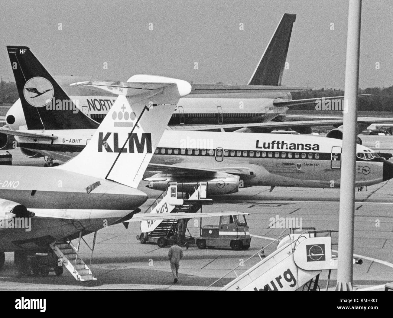 Un Douglas DC-9 (PH-DNO) de la KLM, un Boeing 737-230 (D-ABHF 'Heilbronn') de Lufthansa et un Boeing 747-200 de la nord-ouest sur le tarmac de l'aéroport de Hamburg-Fuhlsbuettel. Banque D'Images