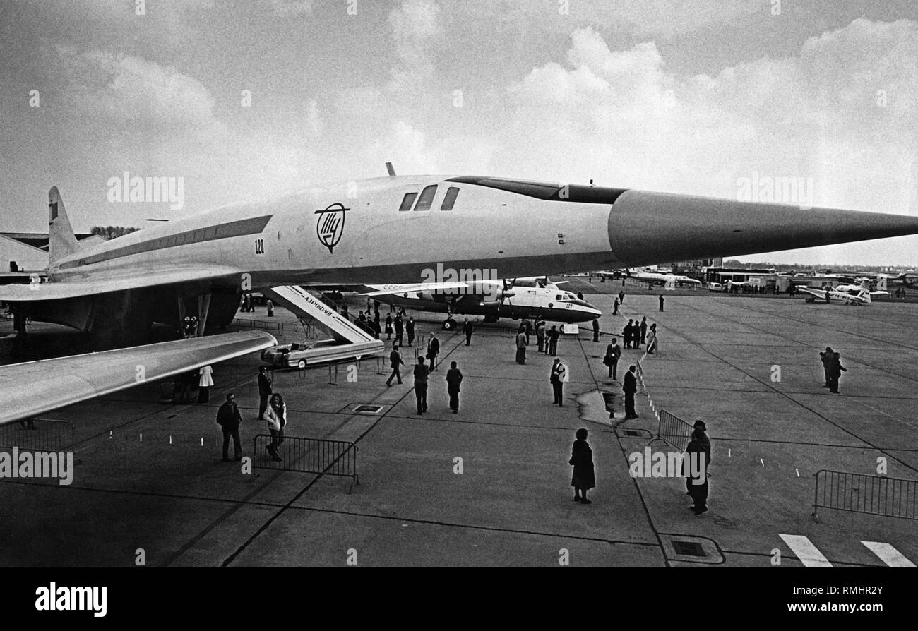 Supersonique soviétique Tupolev Tu-144 avion de passagers au cours de la German air show à l'aéroport Hannover-Langenhagen. Le Tu-144 fut le premier avion de ligne supersonique dans le monde. Banque D'Images