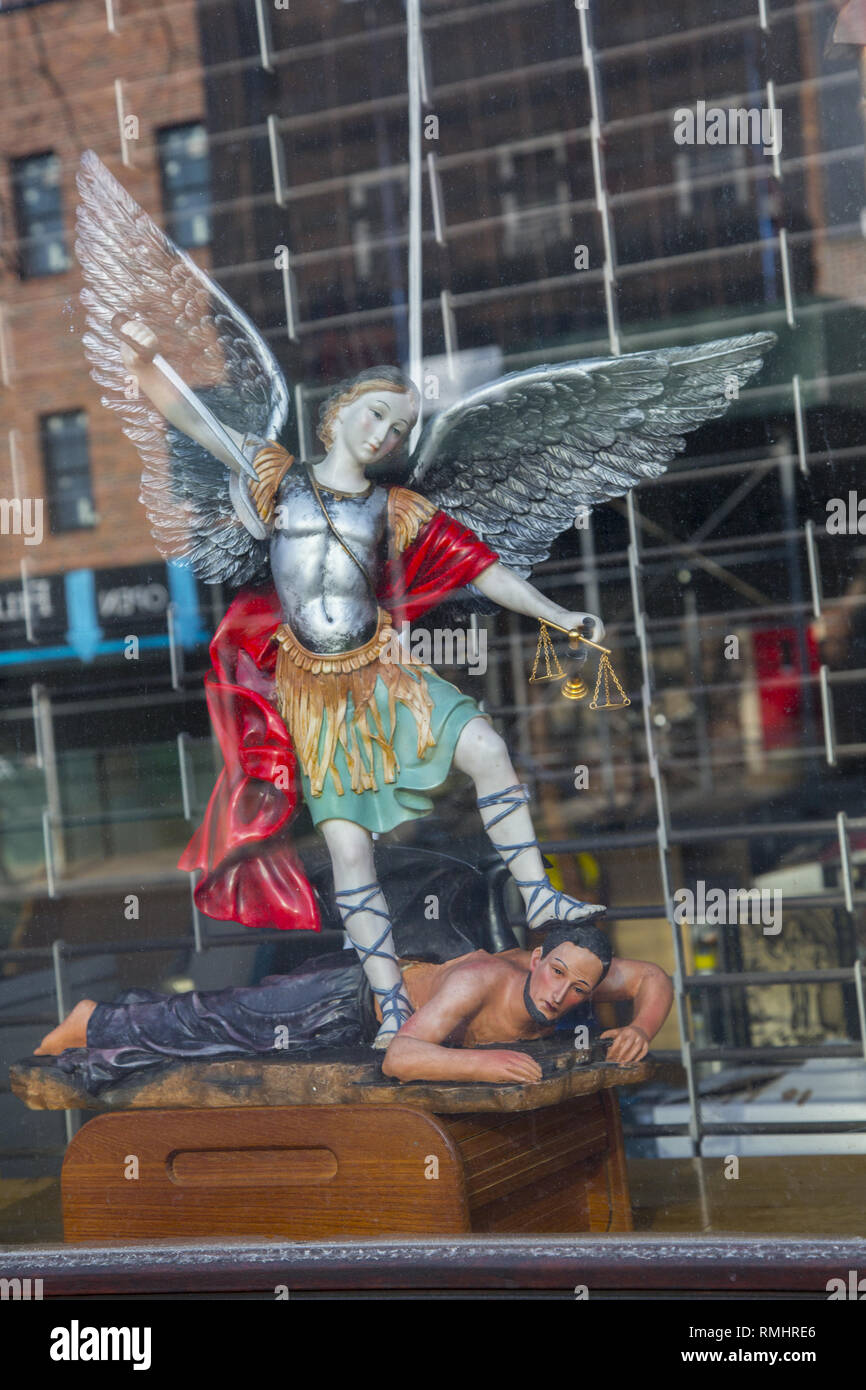 L'archange Saint Michel est souvent représenté brandissant une épée et une balance pour vaincre Satan. Banque D'Images