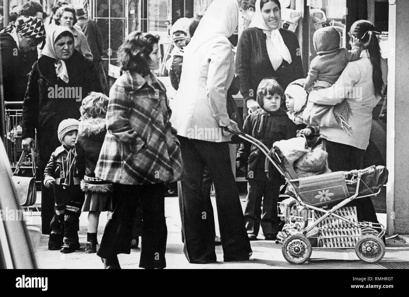 Les familles de migrants dans la Berger Strasse à Frankfurt-Bornheim. Photo non datée. Banque D'Images