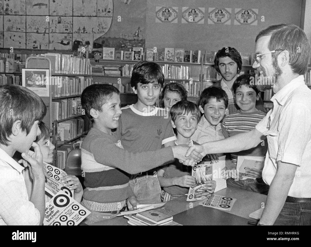 Hans-Peter Laqueur (extrême droite) clever prix quiz turc les participants à une cérémonie à la bibliothèque jeunesse dans Munich-Haidhausen (vers 1980). Avec l'aide d'un livre de non-fiction, auparavant la casse a dû répondre à 15 questions difficiles. Banque D'Images