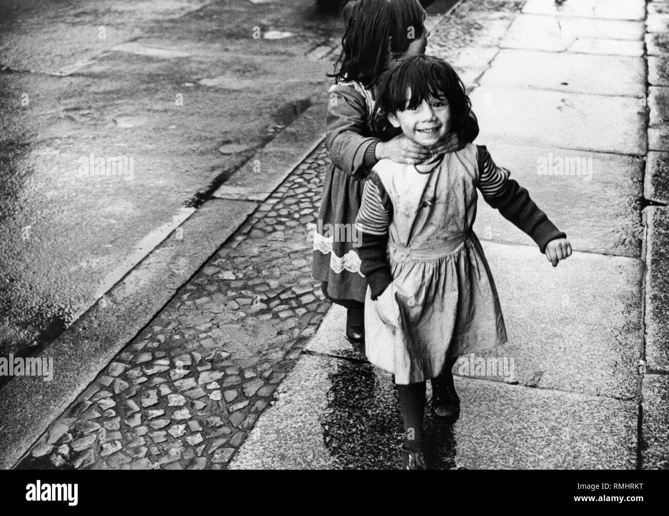 Les deux filles jouent dans une rue dans le quartier berlinois de Kreuzberg. Banque D'Images