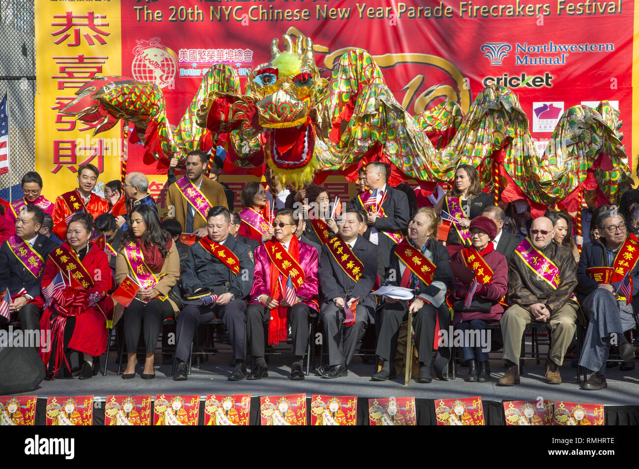 Les dignitaires locaux d'Accueil pour VIP & participer à des célébrations du Nouvel An chinois à New York en 2019 en accueillant l'année du cochon à Sara D. Roosevelt Park dans le quartier chinois. Banque D'Images