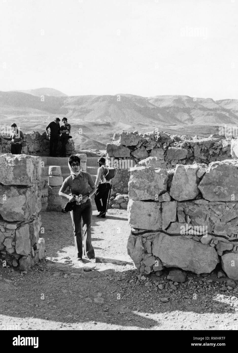 Tourist à la forteresse de Massada. La forteresse fut d'abord occupée par les rebelles juifs pendant la Guerre Juive puis assiégée par les Romains. Les habitants de Massada se suicide afin de ne pas être capturés. Massada est devenu un symbole de la liberté juive. Banque D'Images