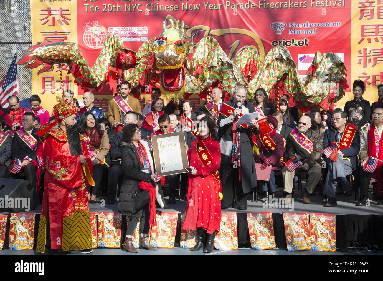 Les dignitaires locaux d'Accueil pour VIP & participer à des célébrations du Nouvel An chinois à New York en 2019 en accueillant l'année du cochon à Sara D. Roosevelt Park dans le quartier chinois. Banque D'Images