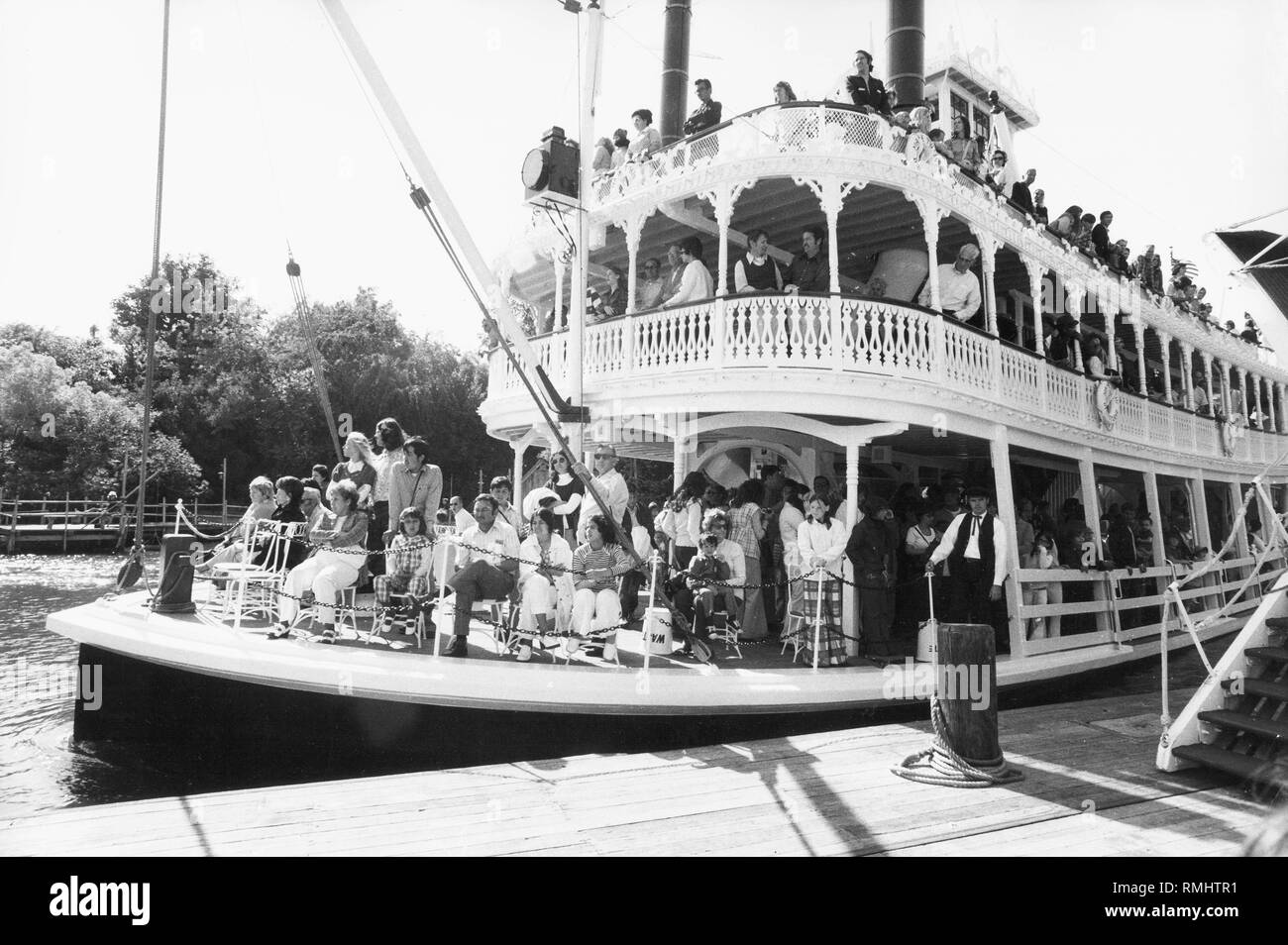 Les visiteurs de la Disneypark sur le Mississippi steamboat, près de Los Angeles. Banque D'Images