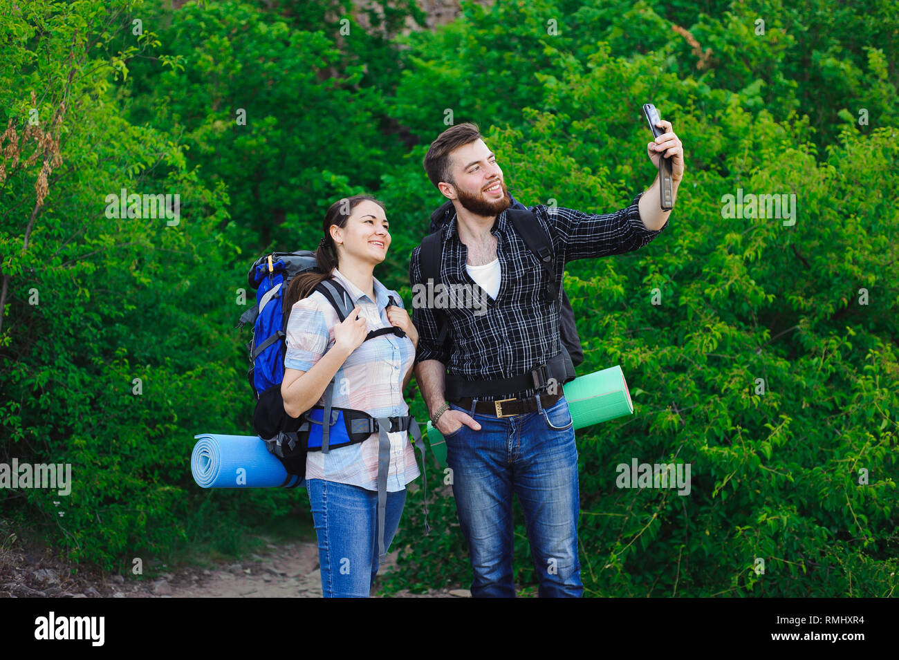 Young happy couple sur selfies téléphone mobile. Banque D'Images