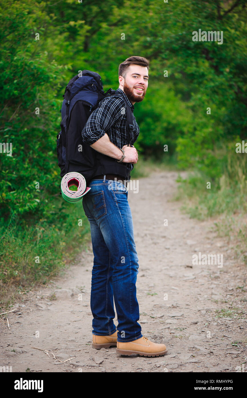 Jeune homme voyageur avec sac à dos relaxant à l'extérieur Photo Stock -  Alamy