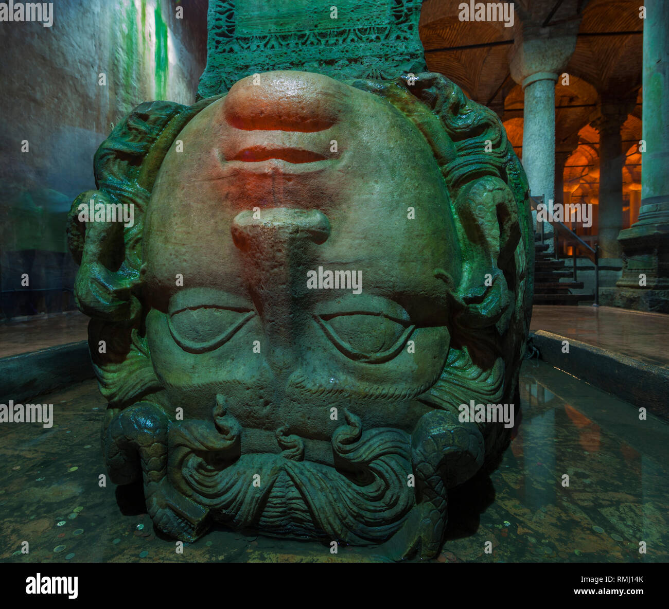 Gorgone Méduse tête dans la Citerne Basilique (Yerebatan Sarnici) - ancien réservoir d'eau souterraine à Istanbul, Turquie Banque D'Images