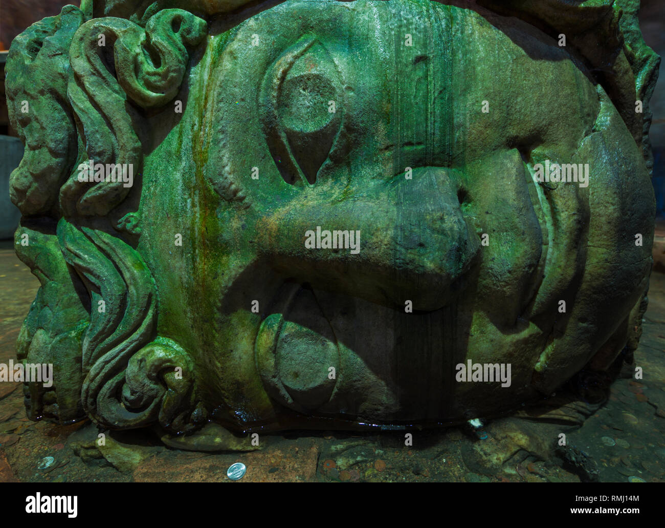 Gorgone Méduse tête dans la Citerne Basilique (Yerebatan Sarnici) - ancien réservoir d'eau souterraine à Istanbul, Turquie Banque D'Images