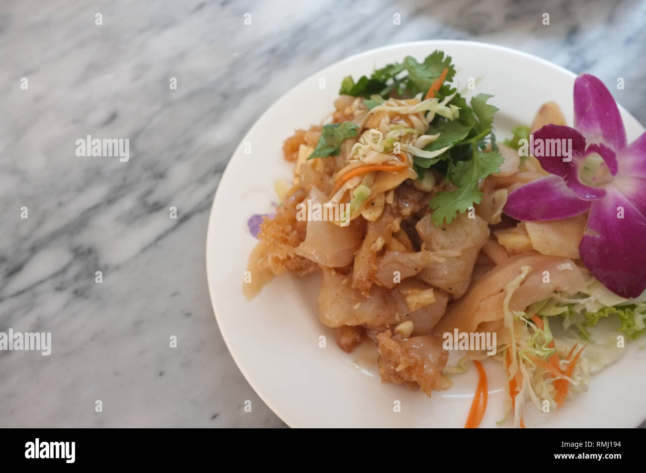 Style Chinois apéritif, salade de méduse dans l'huile de sésame Sauce épicée Banque D'Images