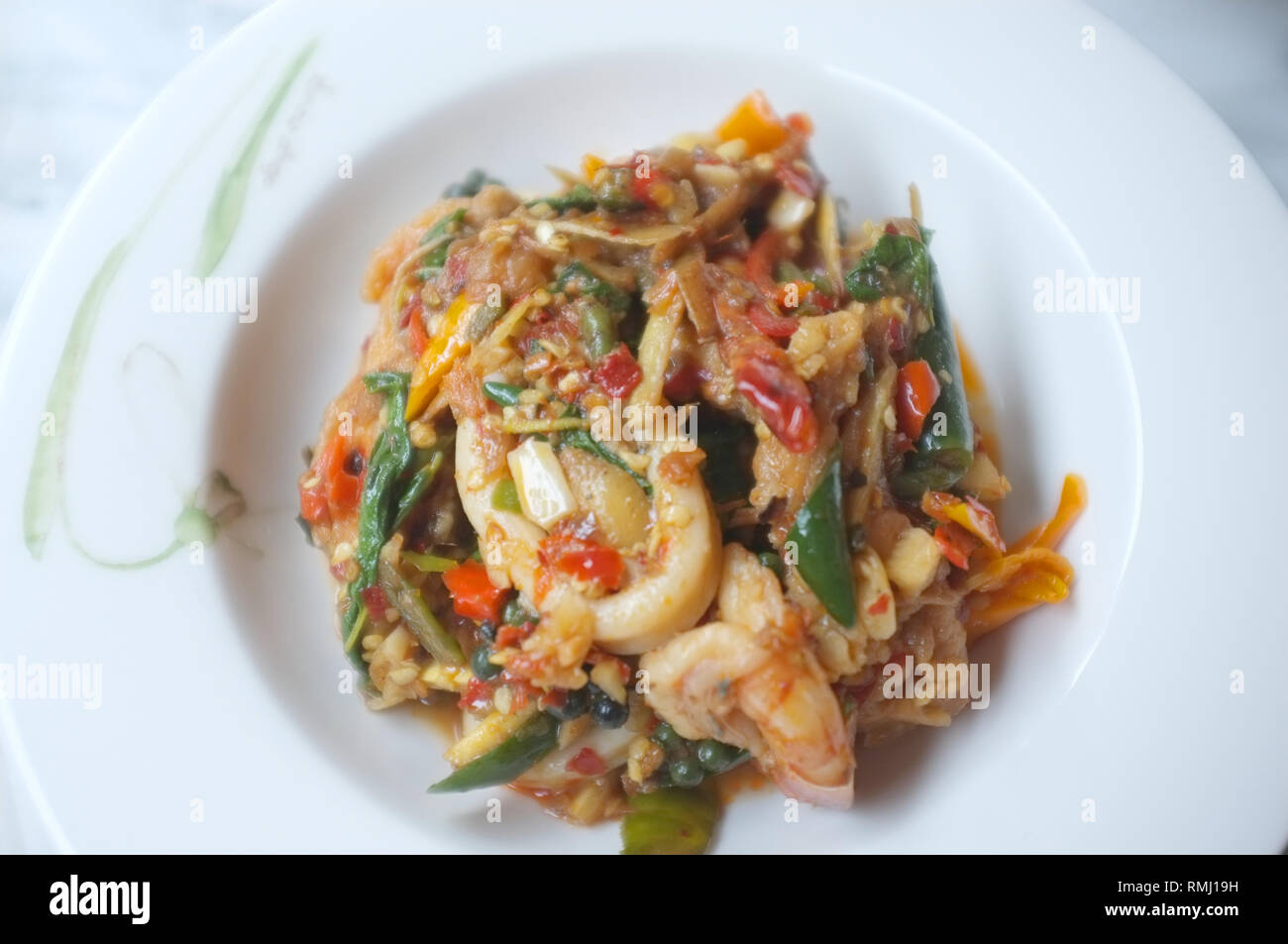 La nourriture épicée Thai herb , fruits de mer épicés sautés, . Banque D'Images