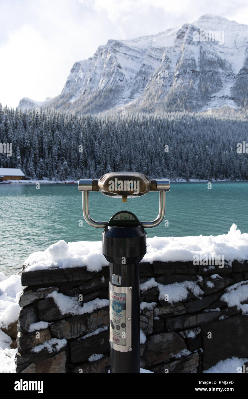 Jumelles surplombe le lac Louise en un jour brumeux, dans le parc national Banff, Canada Banque D'Images