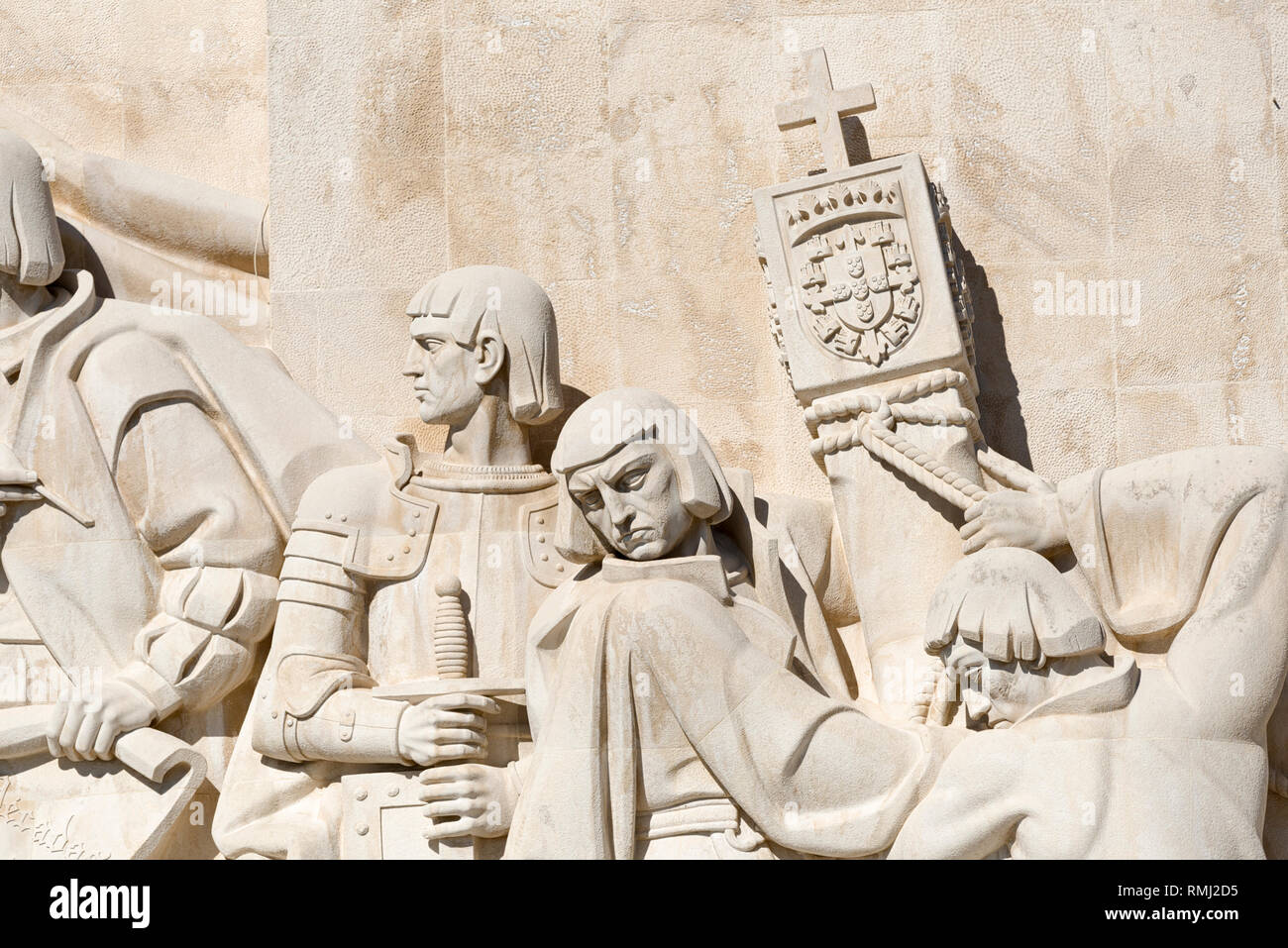Monument des Découvertes, Détail montrant Estêvão da Gama et Antonio Abreu, Bartolomeu Dias Diogo Cão et relever un traceur à Belém, Lisbonne, Portugal Banque D'Images