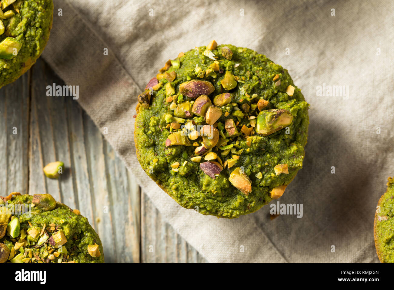 Vert Matcha Muffins Pistache maison prêt à manger Banque D'Images