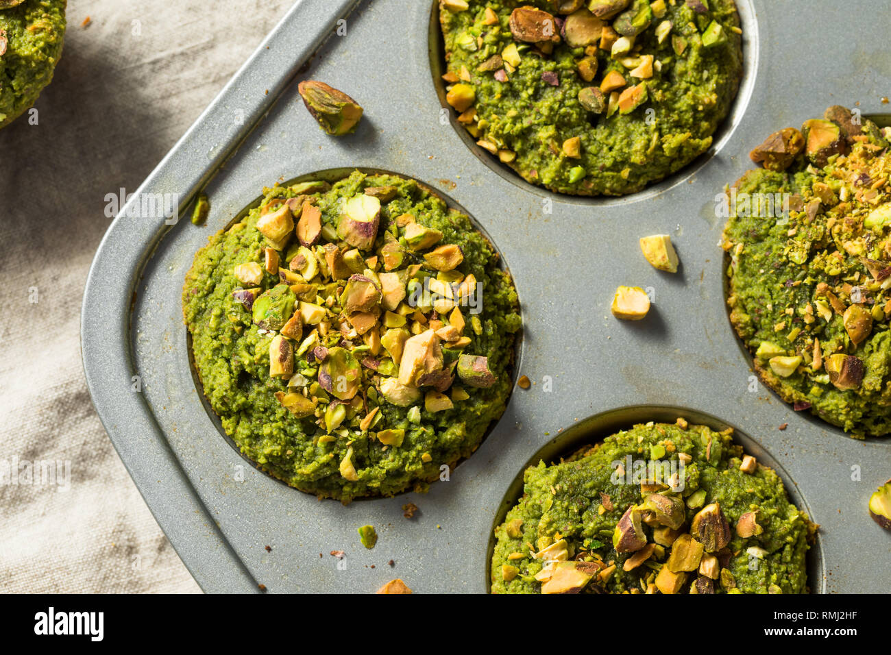 Vert Matcha Muffins Pistache maison prêt à manger Banque D'Images
