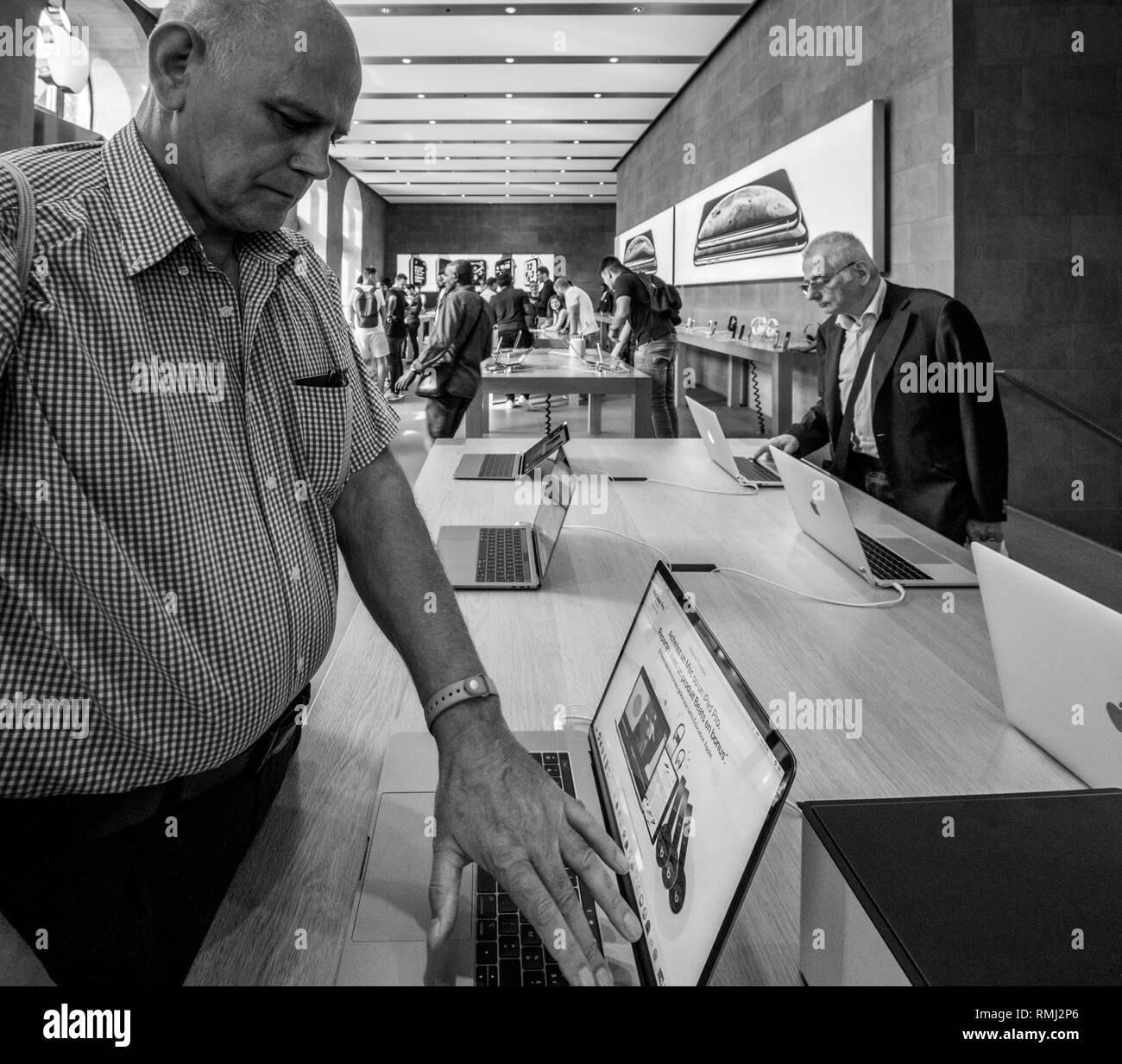 STRASBOURG, FRANCE - Sep 21, 2018 : image en noir et blanc de deux hommes aînés Aplle test MacBook Pro 15 2018 ordinateurs portables dans les Apple Store - dernier ordinateur portable est doté d'un nouveau CPU Intel SSD , NVME 4 To et 32 Go de RAM Banque D'Images