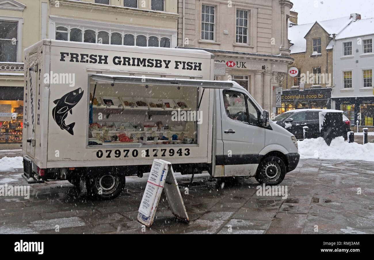 Poisson frais Grimsby van, jour de marché, la neige d'hiver le centre-ville de Cirencester, Cotswolds, Gloucestershire, England, UK Banque D'Images