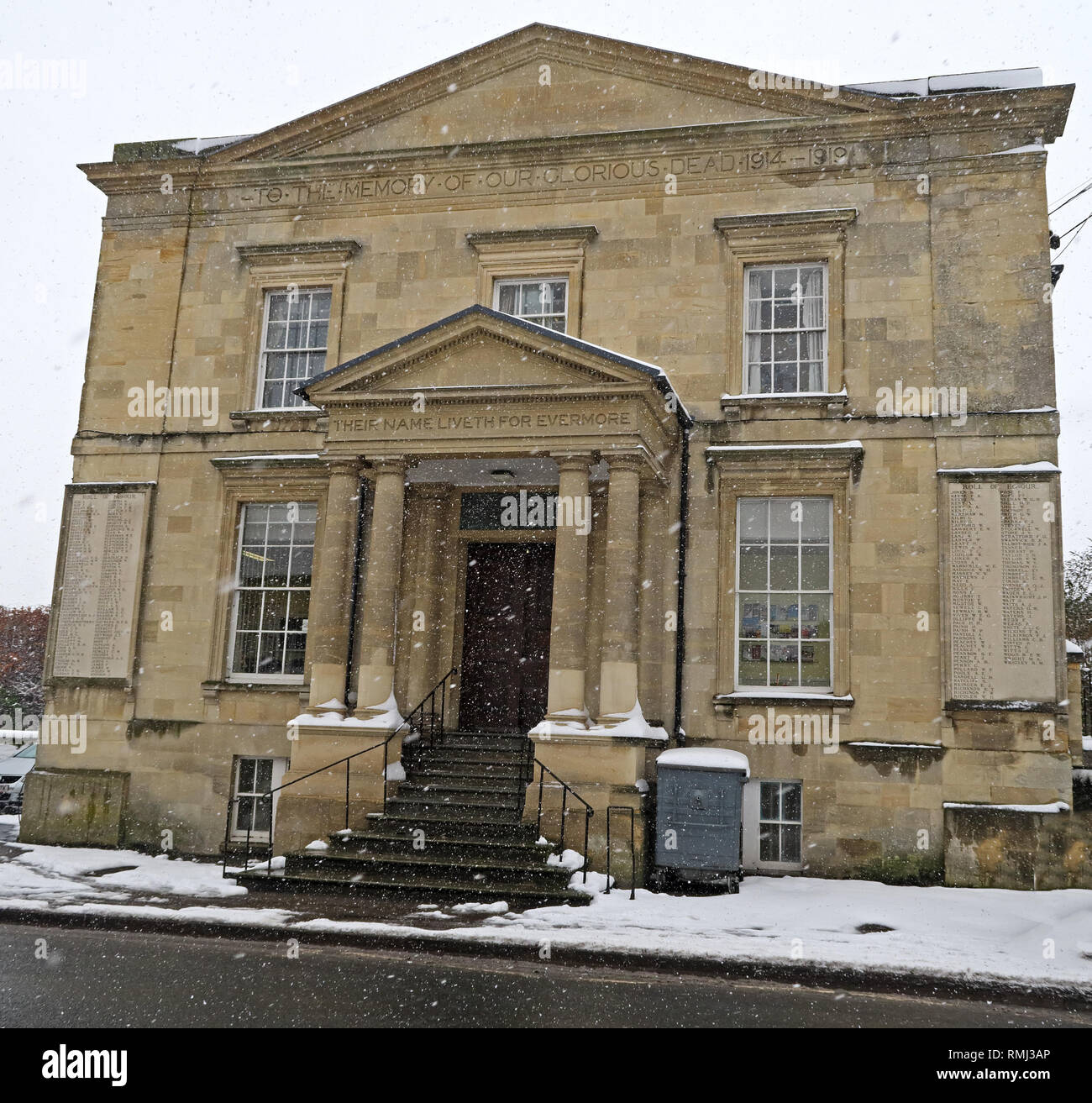 Hall d'Apsley, ancien hôpital Annexe, hiver neige Cirencester town center Banque D'Images