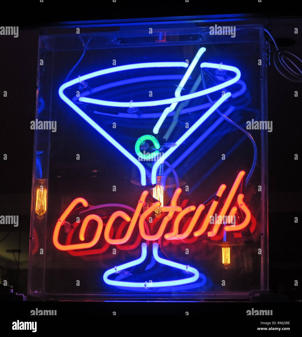Cocktails Neon Sign, éclairée le soir, dans un bar de Soho, Londres, Angleterre du Sud-Est, Royaume-Uni Banque D'Images