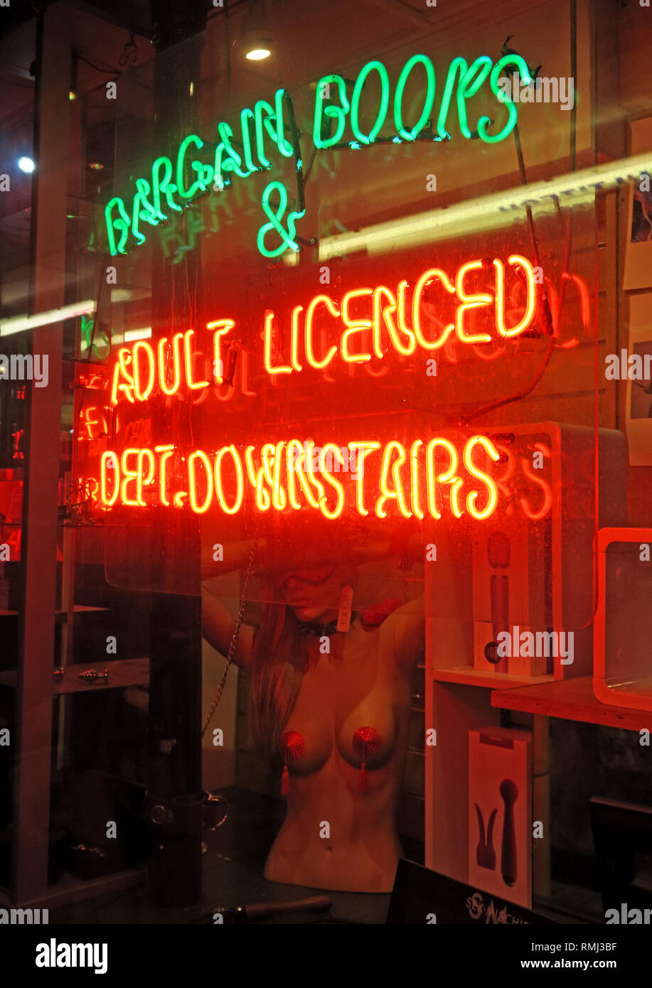 Bargain Books, sous licence adultes Ministère, en bas, en néon, Soho, London, England, UK Banque D'Images