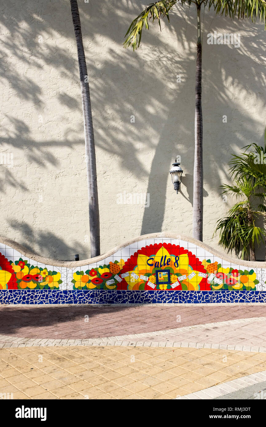Un mur carrelé colorés et de palmiers dans Little Havana à Miami, Floride, USA Banque D'Images