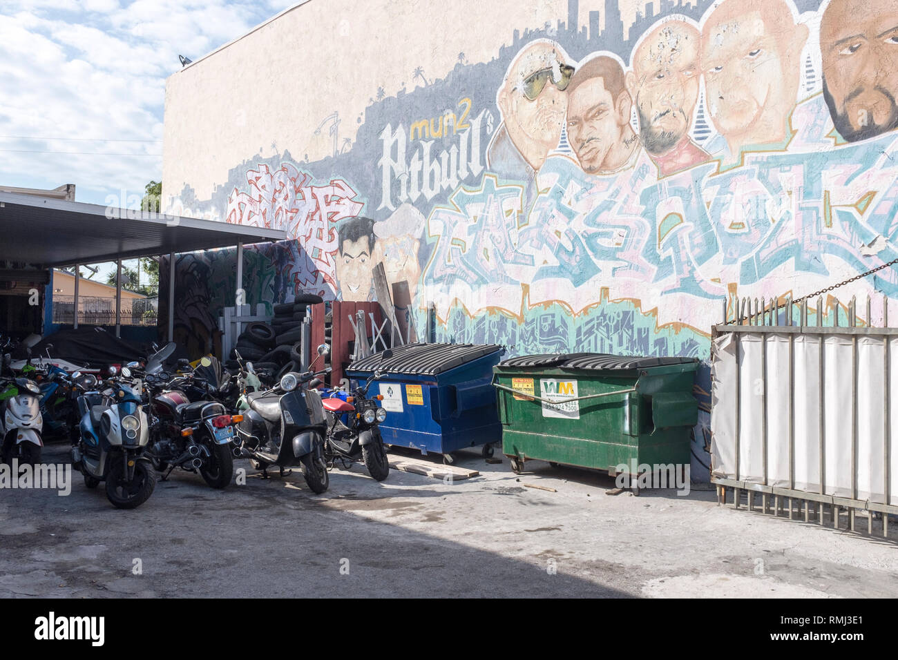 Une fresque peinte sur un mécanicien moto's yard dans Little Havana à Miami, Floride, USA Banque D'Images