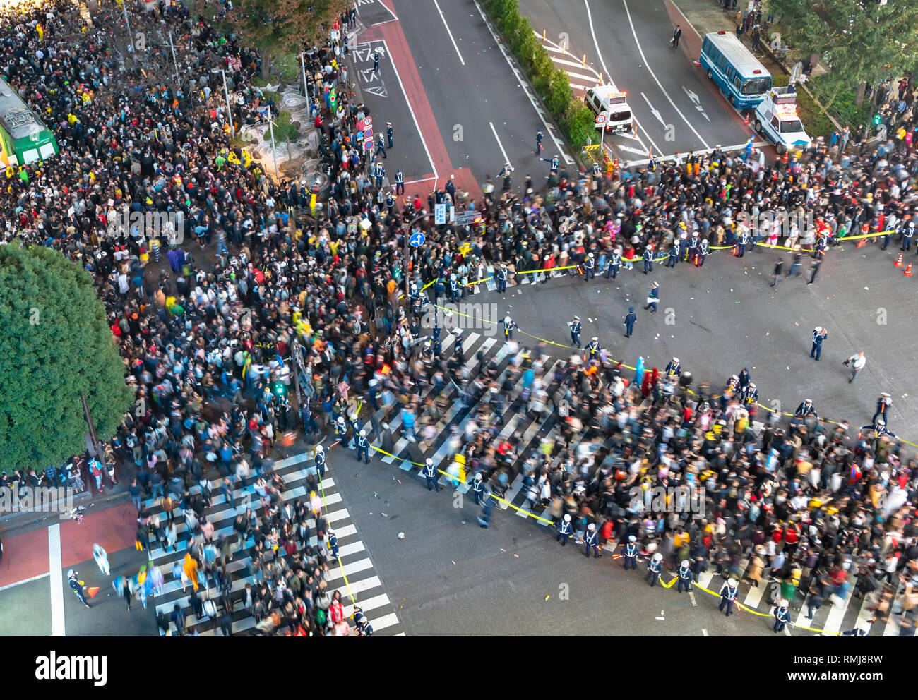 Les piétons piétons situé à quartier de Shibuya à Tokyo, Japon. Croisement de Shibuya est l'un des plus occupés des passages pour piétons dans le monde. Banque D'Images