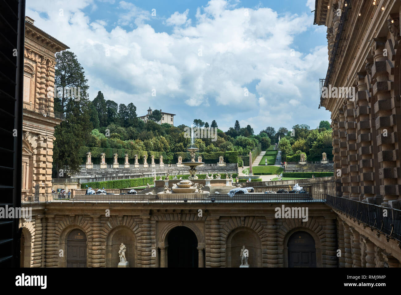 L'entrée du jardin de Boboli à Florence, en Italie, avec la Fontaine de l'artichaut. Vue depuis l'intérieur du Palazzo dei Congressi (Palais Pitti). Banque D'Images