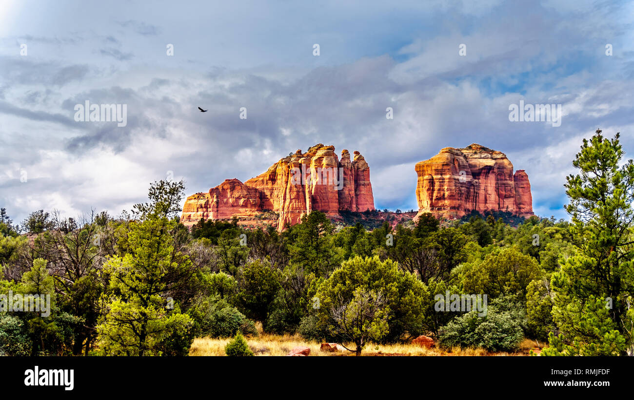 Pluie nuages sombres sur la cathédrale colorée Rock, l'un des nombreux rochers de grès rouge bien connu dans Coconino National Forest près de Sedona, États-Unis Banque D'Images